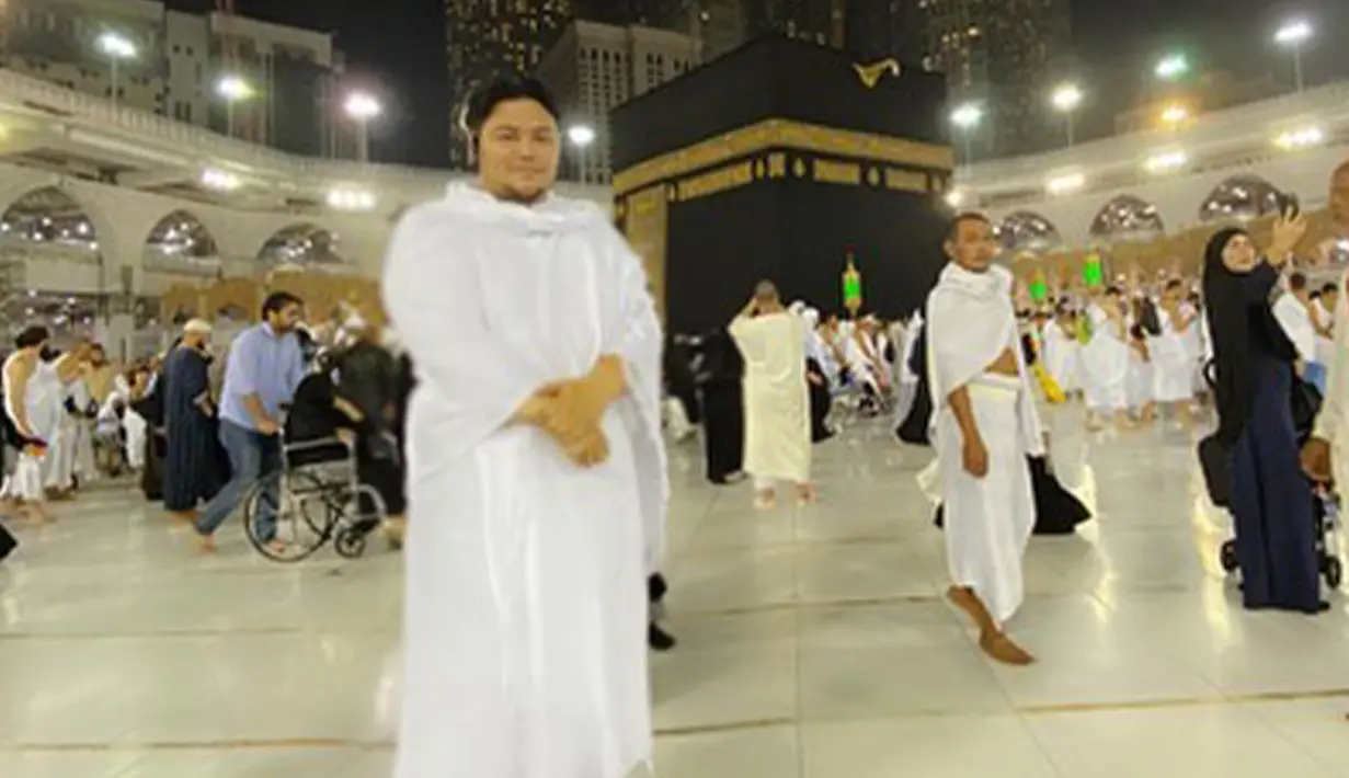 Berlatar belakang Ka'bah, terlihat raut bahagia yang terpancar dari wajah presenter dan desainer Ivan Gunawan. (Liputan6.com/IG/@ivan_gunawan)