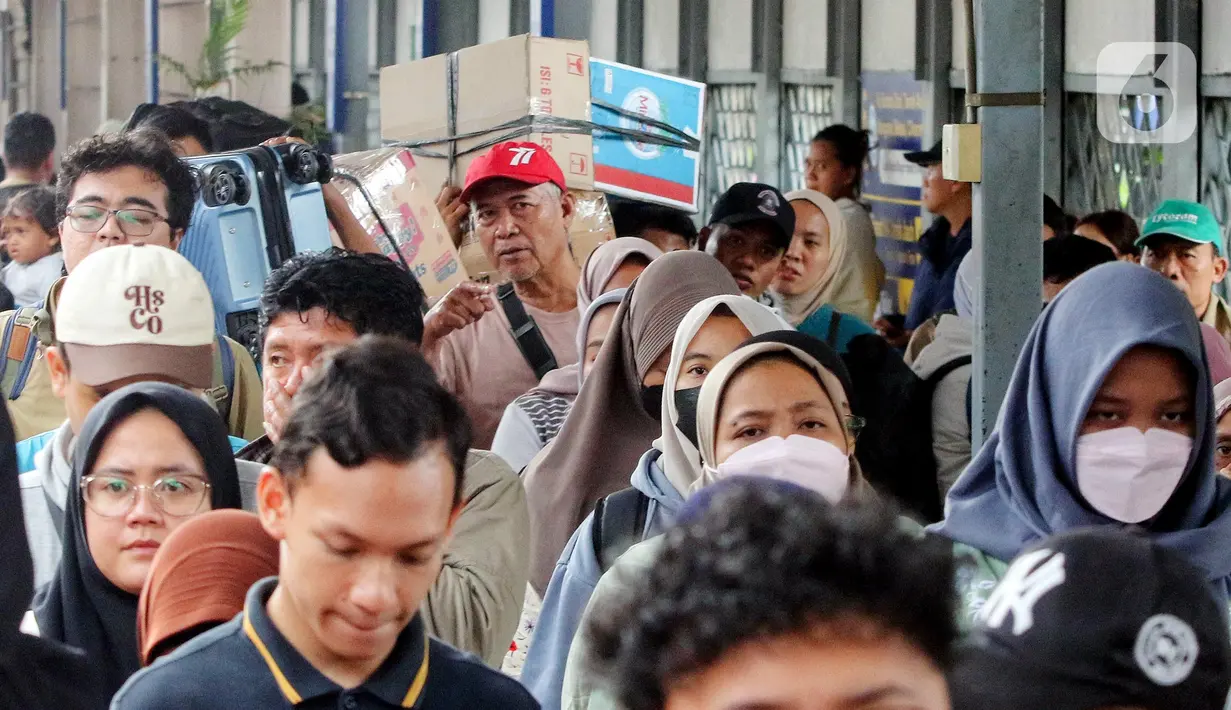 Pada 4 April 2025, jumlah kedatangan penumpang yang masuk wilayah Daop 1 Jakarta mencapai 52.560 penumpang. (Liputan6.com/Herman Zakharia)