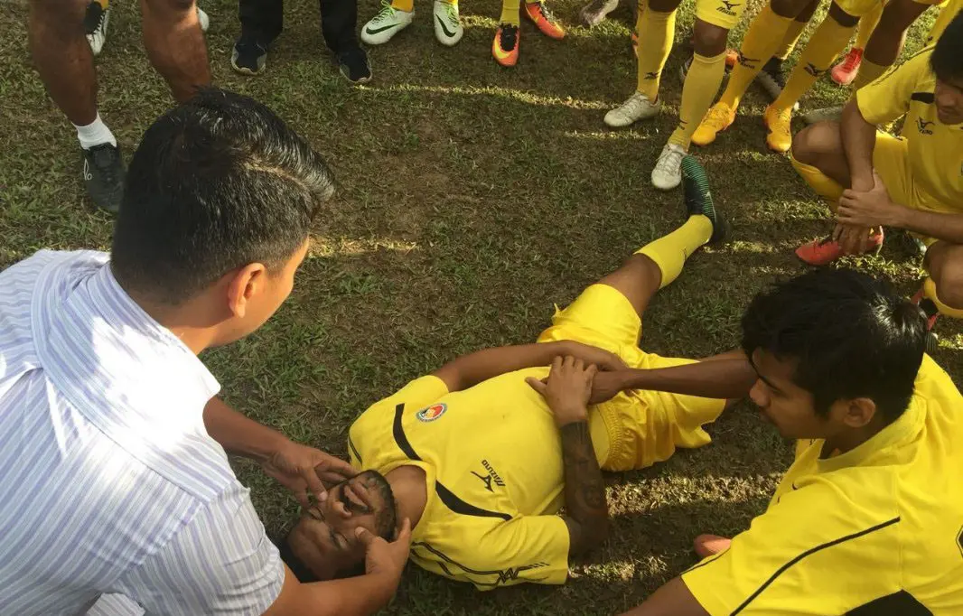 Semen Padang menggelar simulasi dan edukasi menangani cedera pada kepala pasca insiden yang menimpa almarhum Choirul Huda. (Bola.com/Arya Sikumbang)