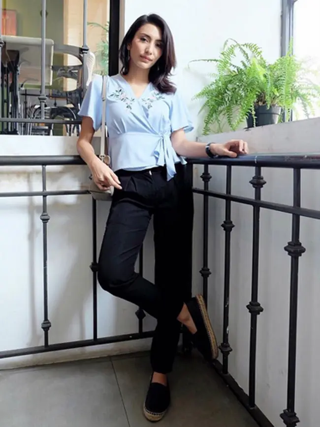 “Hari minggu terakhir jadi lajang. Minggu besok udah jadi istri orang 😊😜👰🏼,” tulis calon istri Raiden Soedjono ini. (Instagram/tyasmirasih)