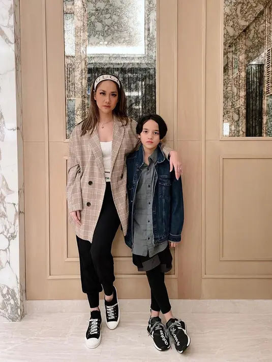<p>Saat berpose dengan Noah, anaknya, Bunga terlihat masih ABG. Ia tampil casual dengan sneakers, oversized blazer, dan bandana. [Intagram/bclsinclair]</p>