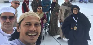 Julia Perez tetap menjalani ibadah umrah meski dengan kursi roda.