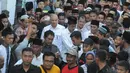 Puluhan santri ponpes Al Anwar tampak mengerubuti bakal capres PDIP Joko Widodo, Minggu (5/5/14). (Liputan6.com/Herman Zakharia)