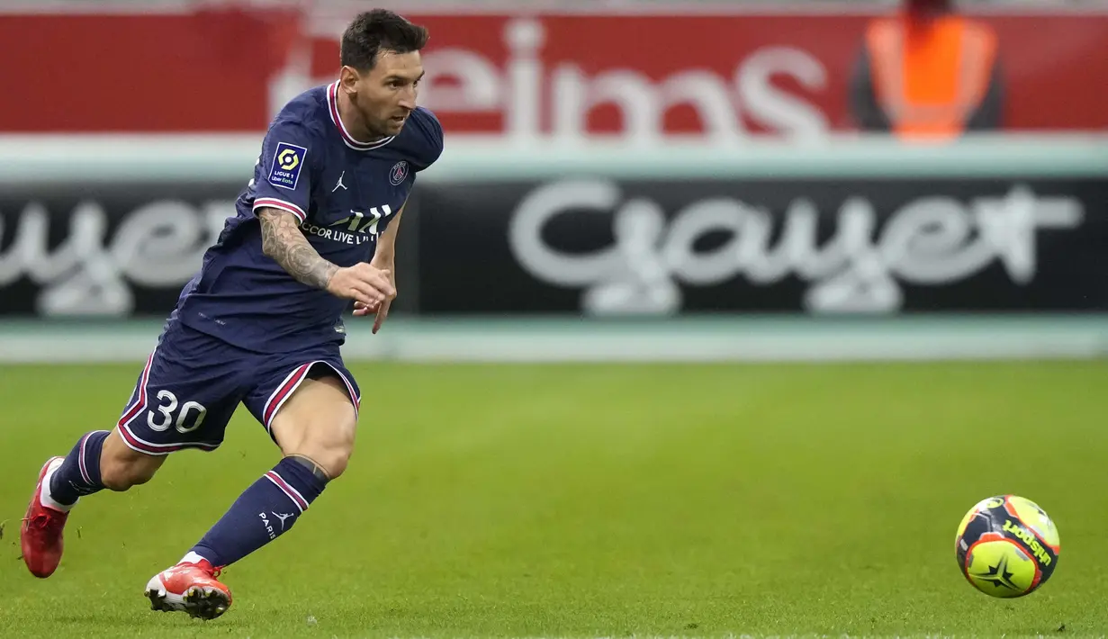 Lionel Messi akhirnya menjalani debut bersama PSG. Momen itu terjadi pada laga pekan ke-4 Ligue 1, ketika PSG dijamu tuan rumah Reims, Senin (30/8/2021) dini hari WIB. (Foto: AP/Francois Mori)