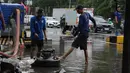 Air berangsur surut sekitar satu jam setelah tindakan penyedotan dilakukan secara intensif. Tampak dalam foto, petugas Dinas Sumber Daya Air (SDA) DKI Jakarta menyalakan pompa air apung sebagai upaya penanggulangan genangan banjir yang belum surut di Jalan Gunung Sahari Raya atau tepat di depan Mangga Dua Square, Jakarta, Selasa (13/1/2026). (merdeka.com/magang/Rendi Saputra)
