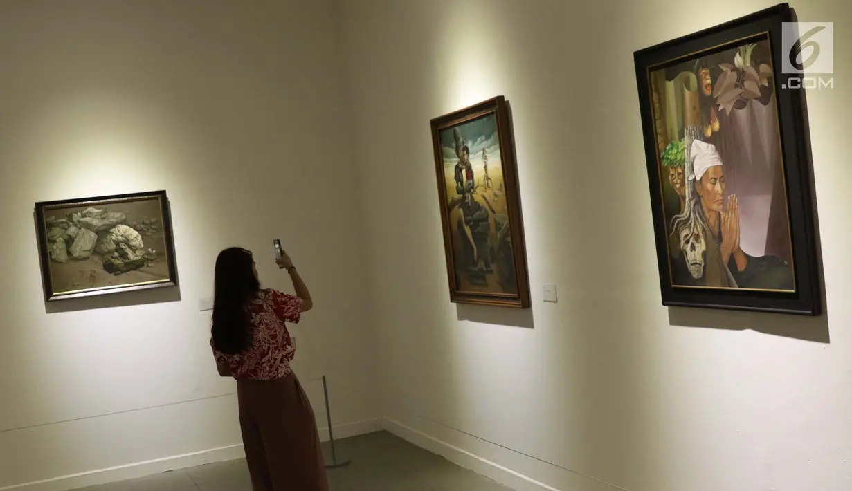 Pengunjung melihat koleksi seni yang dipamerkan pada pameran seni rupa koleksi nasional #2 yang bertema Lini Transisi di Galeri Nasional, Jakarta, Selasa (13/8/2019). Pameran berlangsung hingga 31 Agustus mendatang. (Liputan6.com/Helmi Fithriansyah)