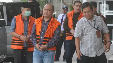 Tiga tersangka anggota DPRD Jambi Gusrizal, Elhelwi dan Sufardi Nurzain bersiap menjalani pemeriksaan di gedung KPK, Jakarta, Rabu (20/11/2019). Berkas perkara ketiganya terkait kasus ketok palu RAPBD tahun 2017 dan RAPBD 2018 telah lengkap (P21) dan siap untuk disidangkan. (merdeka.com/Dwi Narwoko)