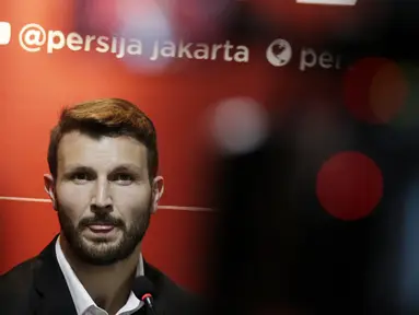 Pemain baru Persija Jakarta, Marco Motta, saat diperkenalkan di Kantor Persija, Kuningan, Jakarta, Senin, (3/2/2020). Mantan pemain Juventus dan AS Roma ini akan menjadi andalan di lini pertahanan Macan Kemayoran musim depan. (Bola.com/M Iqbal Ichsan)
