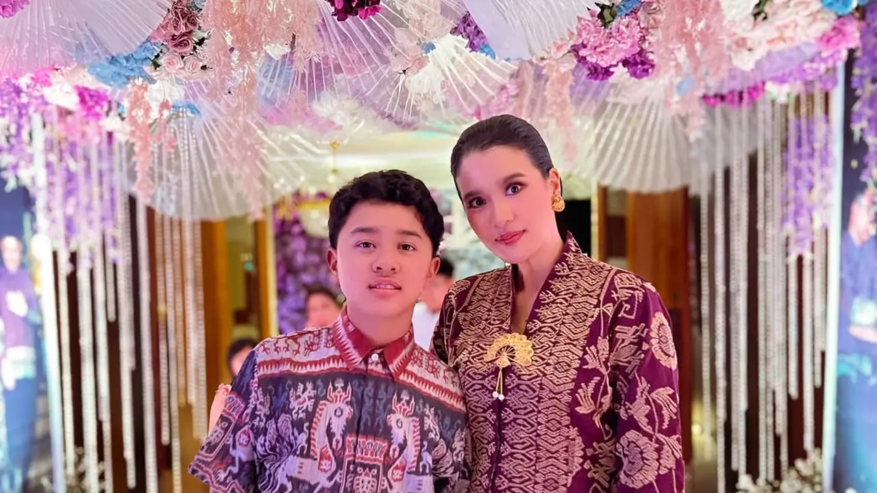 Kebaya Kondangan ala Marcella Zalianty