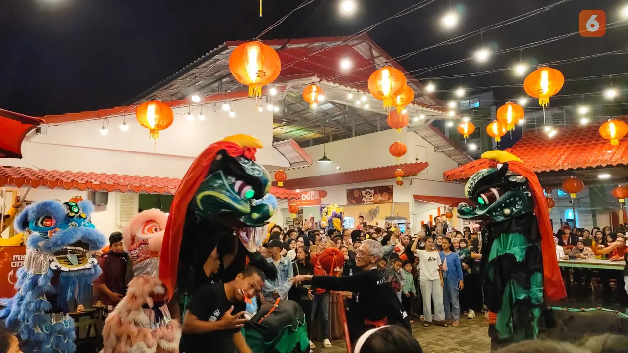 Pertunjukan barongsai Gie Say di kawasan Odeon Kota Sukabumi dalam perayaan Imlek 2025 (Liputan6.com/Fira Syahrin).