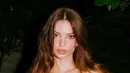 Emily Ratajkowski merupakan seorang model yang mulai populer sejak tahun 2013. Emily mulai dikenal saat dirinya membintangi video musik "Blurred Lines" karya Robin Thicke. (Instagram/@emrata)