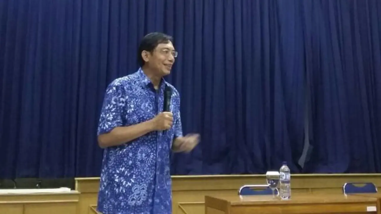 Ketua Panitia Smart Indonesia Initiatives Forum Suhono Harso Supangkat menjelaskan mengenai isi dari manfaat diselenggarakan Smart Indonesia Initiatives Forum. 