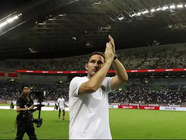 Pelatih Chelsea Frank Lampard bertepuk tangan menyapa suporter usai pertandingan melawan Barcelona pada laga perdana pramusim di Saitama Stadium 2002, Saitama (23/7/2019). Chelsea menang tipis atas Barcelona 2-1. (AP Photo/Eugene Hoshiko)