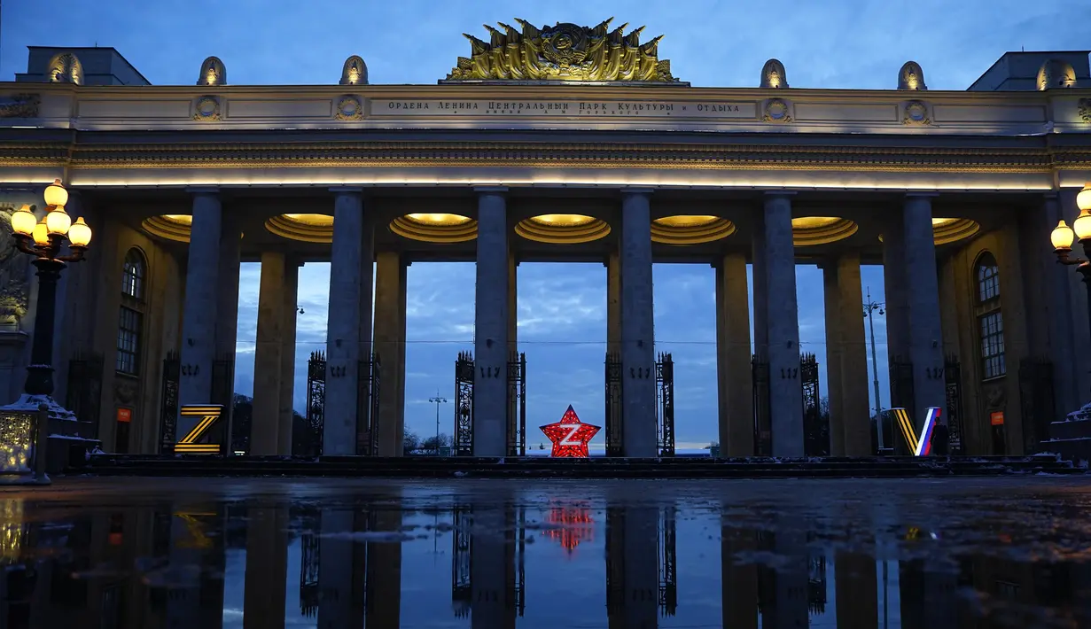 Huruf 'Z' dan 'V' melambangkan operasi militer khusus Rusia di Ukraina menghiasi pintu masuk Taman Gorky yang dihias untuk perayaan Natal dan Tahun Baru di Moskow, Rusia, Selasa (20/12/2022). Kementerian Pertahanan Rusia pernah memposting di laman Instagram-nya, dan menuliskan bahwa Z berarti Za pobedu (untuk kemenangan) dan V berarti (kekuatan kebenaran). (AP Photo/Alexander Zemlianichenko)