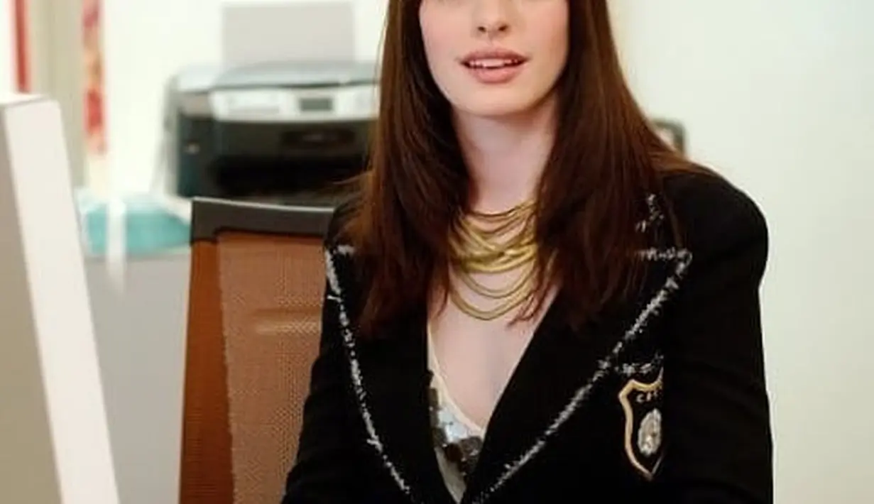 Andy memutuskan untuk mentransformasi dirinya untuk tampil lebih modis. Dengan rambut yang lebih ditata rapi, Andy mulai memadupadankan pakaian kekinian. Seperti tank top dan blazer. Pemakaian aksesori juga memberikan sentuhan stylish di penampilannya (instagram/thedevilwearsprada06)