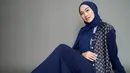 <p>Terkadang Navy Blue memberikan kesan dark, namun saat bisa mensiasati dengan baik, maka biru navy bisa terlihat elegan saat dikenakan. (Foto: Indahnadapuspita/ Instagram)</p>