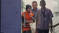 Tersangka Hakim PN Tangerang, Wahyu Widya Nurfitri kenakan rompi oranye setelah diperiksa di gedung KPK, Jakarta, Selasa (13/3). Wahyu menerima suap untuk mengubah vonis dan memenangkan perkara yang ditangani dua pengacara. (Liputan6.com/Herman Zakharia)