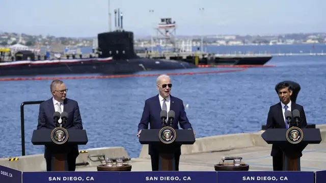PM Inggris Rishi Sunak, PM Australia Anthony Albanese, dan Presiden AS Joe Biden dalam konferensi pers mengumumkan kesepakatan pembangunan kapal selam bertenaga nuklir (SSN) di bawah pakta AUKUS.