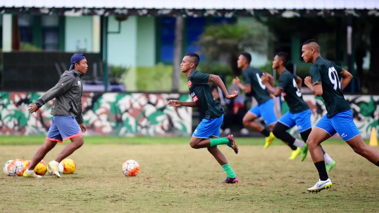Pemain PS TNI berlatih pada partisipasi di Piala Presiden 2017. 