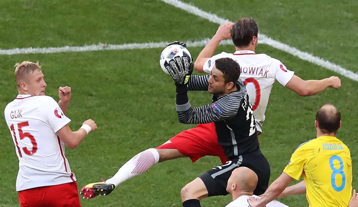Kiper Polandia, Lukasz Fabianski mengamankan gawangnya dari serangan pemain Ukraina pada laga terakhir Grup C Piala Eropa 2016 di Stade Velodrome, Marseille, Selasa (21/6/2016). (AFP/Valery Hache)