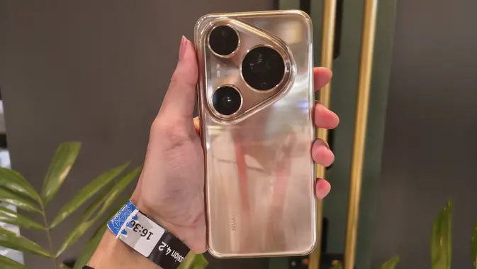 <p>Huawei Pura 80 Ultra varian Prestige Gold. (Liputan6.com/ Anka Fergy Agustian)</p>