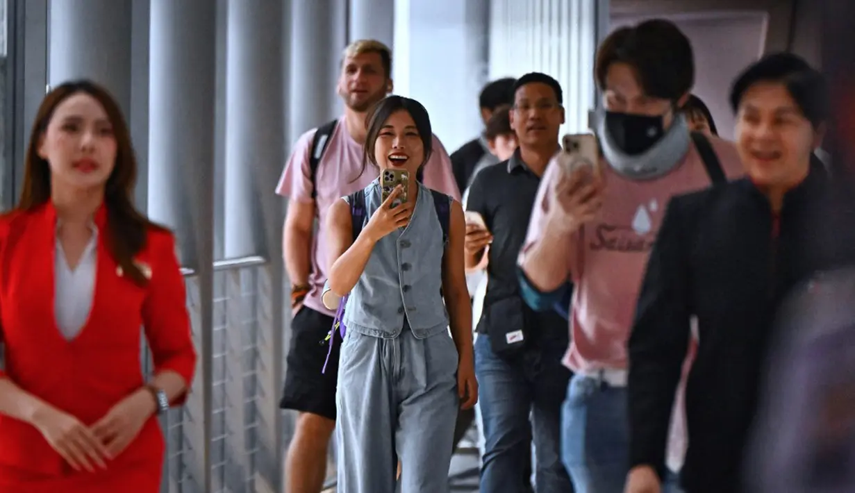 Thailand memberlakukan kebijakan bebas visa bagi wisatawan asal China demi meningkatkan kunjungan mereka sebagai kunci industri pariwisata. Pariwisata merupakan penggerak yang krusial bagi pemilik ekonomi kedua terbesar di Asia Tenggara yang terkenal dengan pantainya dan kehidupan malam yang semarak. (Lillian SUWANRUMPHA/AFP)