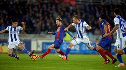 Striker Barcelona, Lionel Messi, berusaha melewati hadangan pemain Real Sociedad pada pekan ke-13 La Liga Spanyol di Estadio Municipal de Anoeta, Minggu (27/11/2016). (Reuters/Vincent West)