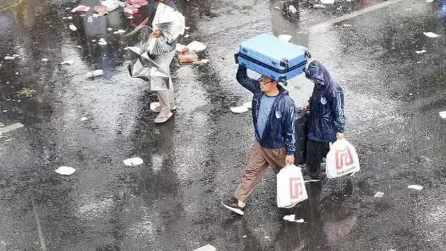 6 Potret Orang Akali Benda Jadi Payung Ini Kocak, Ide Cemerlang saat Kepepet