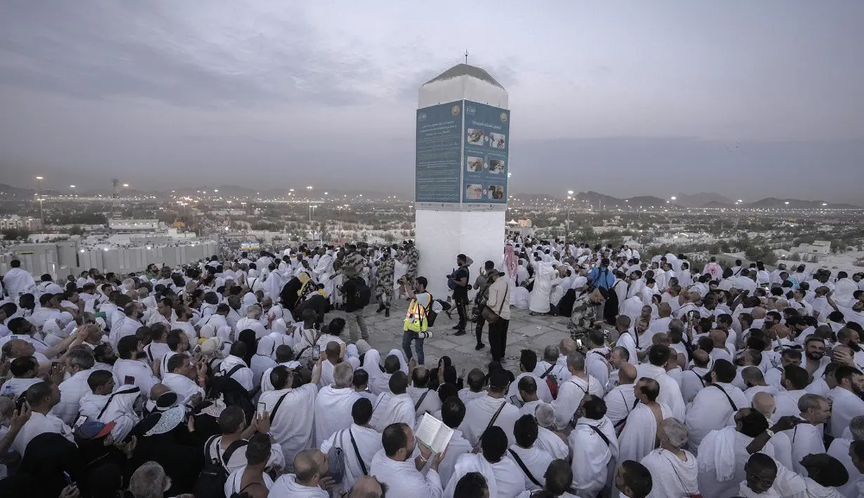 <p>Jemaah haji berkumpul di puncak bukit berbatu yang dikenal sebagai Gunung Rahmat di Dataran Arafah saat menunaikan ibadah haji dekat Kota Suci Makkah, Arab Saudi, Selasa (27/6/2023). Sekitar dua juta orang berkumpul di Arafah untuk melaksanakan puncak ibadah haji yakni wukuf di Arafah. (AP Photo/Amr Nabil)</p>