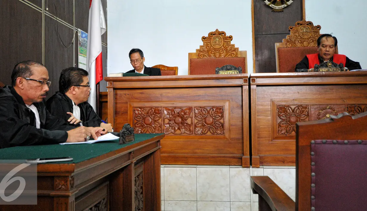 Tim kuasa hukum Ilham Arief Sirajudin mendengarkan putusan hakim tunggal  Amat Khusairi dalam sidang praperadilan yang diajukan mantan Wali Kota Makassar Arief Sirajuddin di PN Jakarta Selatan, Kamis (9/7/2015). (Liputan6.com/Yoppy Renato)