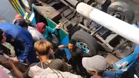 Mobil Elf Rombongan Besan Terperosok ke Kali Cikumpa Depok