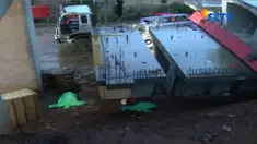 Tiga pekerja lainnya yang mengalami luka serius dilarikan ke Rumah Sakit Premier Jatinegara.