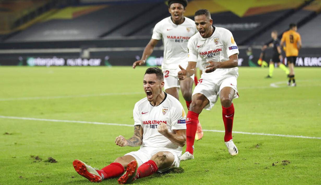 Pemain Sevilla, Lucas Ocampos, melakukan selebrasi usai mencetak gol ke gawang Wolverhampton Wanderers pada perempat final Liga Europa, Selasa (11/8/2020). Sevilla menang dengan skor 1-0. (Friedemann Vogel, Pool Photo via AP)