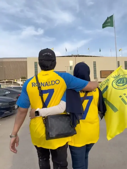 Mengenakan jarsey kuning dengan angka 7 sesuai dengan nomor punggung idolanya, yaitu Christianon Ronaldo. Atta bersama istrinya kompak mengenakan jaresey kuning menyaksikan laga Ronaldo dan timnya Al Nassr. [Instagram/aurelie.hermansyah]