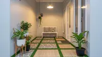 7 Ide Teras Depan Rumah Sempit dengan Lantai Batu Alam Imitasi yang Estetis, Fungsional dan Hemat Biaya