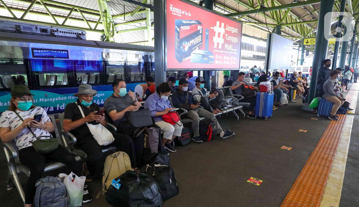 <p>Calon penumpang menunggu kereta api di Stasiun Gambir, Jakarta, Jumat (22/4/2022). Stasiun Gambir per Jumat (22/4/2022) terdapat 33 KA beroperasi, dari jumlah tersebut 7 diantaranya merupakan KA tambahan. (Liputan6.com/Herman Zakharia)</p>