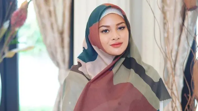 Gaya Aurel Hermansyah Dalam Balutan Hijab