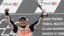 Marc Marquez menerima trofi juara pada balapan MotoGP San Mariono di Sikuit Marco Simoncelli, Misano Adriatico, Italia (10/9/2017). (AP/Antonio Calanni)