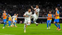 Kylian Mbappe dari Real Madrid (tengah kiri) merayakan bersama Eder Militao setelah mencetak gol pembuka dalam pertandingan La Liga Spanyol antara Real Madrid dan Valencia di Madrid, Spanyol, Sabtu, 1 November 2025. (AP Photo/Manu Fernandez)