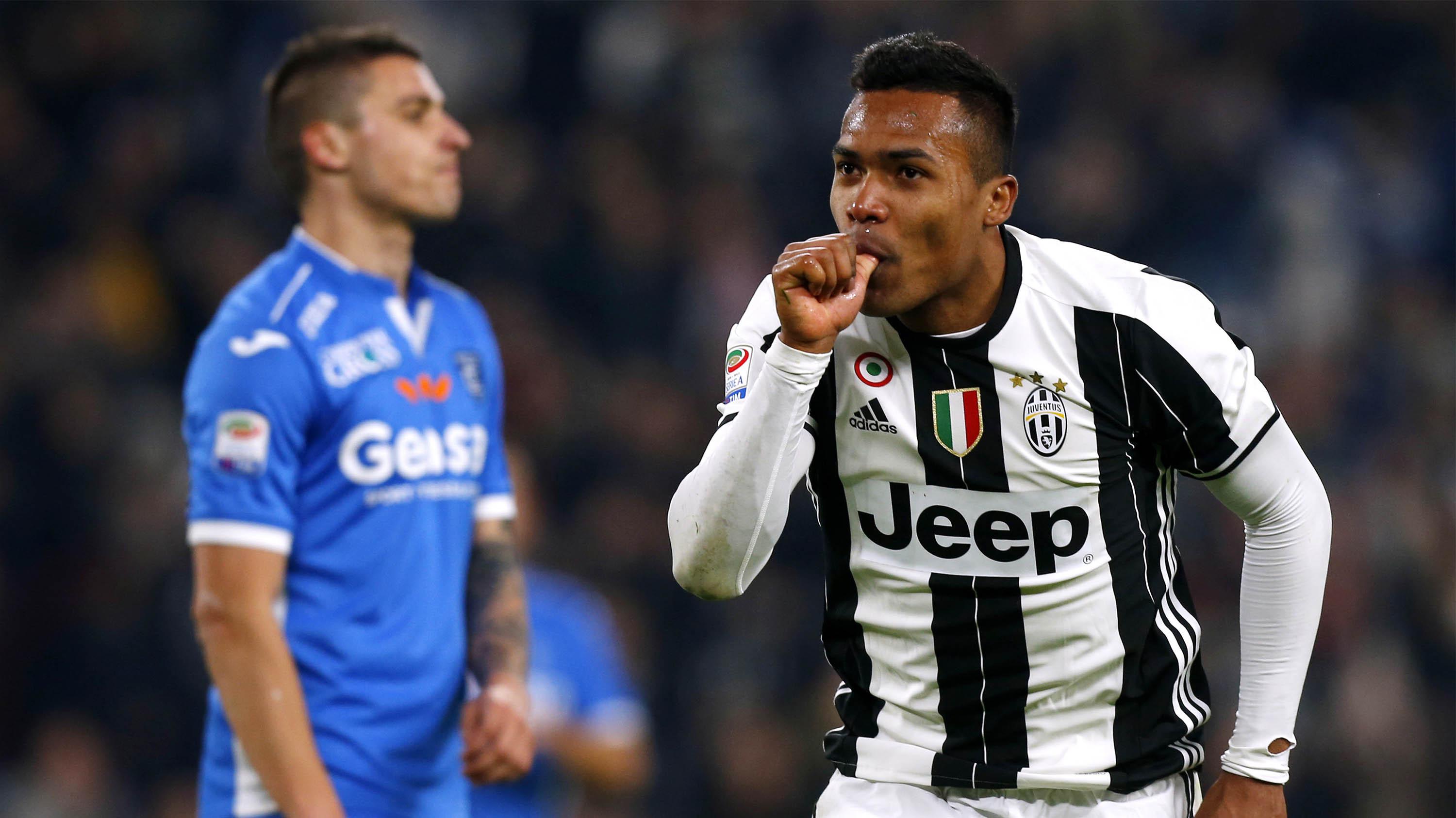 Bek Juventus, Alex Sandro, merayakan gol yang dicetaknya ke gawang Empoli pada laga Serie A di Stadion Juventus, Turin, Sabtu (25/2/2017). (AFP/Marco Bertorello)