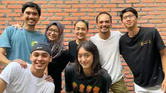 Dalam potret yang diunggah oleh Ananda Lontoh pada Selasa (25/6), terlihat keluarganya sedang berkumpul dengan keluarga sang adik. Mereka melakukan quality time family, salah satunya berkunjung ke rumah. Mereka mengabadikan momen bersama anak-anak. (Liputan6.com/IG/@ananda_faturrahman)