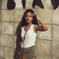 Arawinda Kirana sering tampil simpel dengan memakai oufit putih. Meski begitu, Arawinda tetap terlihat cantik menawan. Tidak heran, postingan Arawinda selalu banjir pujian dari netizen yang menyebutnya berparas cantik meski tampil sederhana. (Liputan6.com/IG/@arawindak)