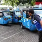 Petugas sedang mengatur bajaj gas gratis yang siap melayani masyarakat Jakarta di MRU PGN Station IRTI Monas, Jakarta, Minggu (14/08). (Liputan6.com/Fery Pradolo).