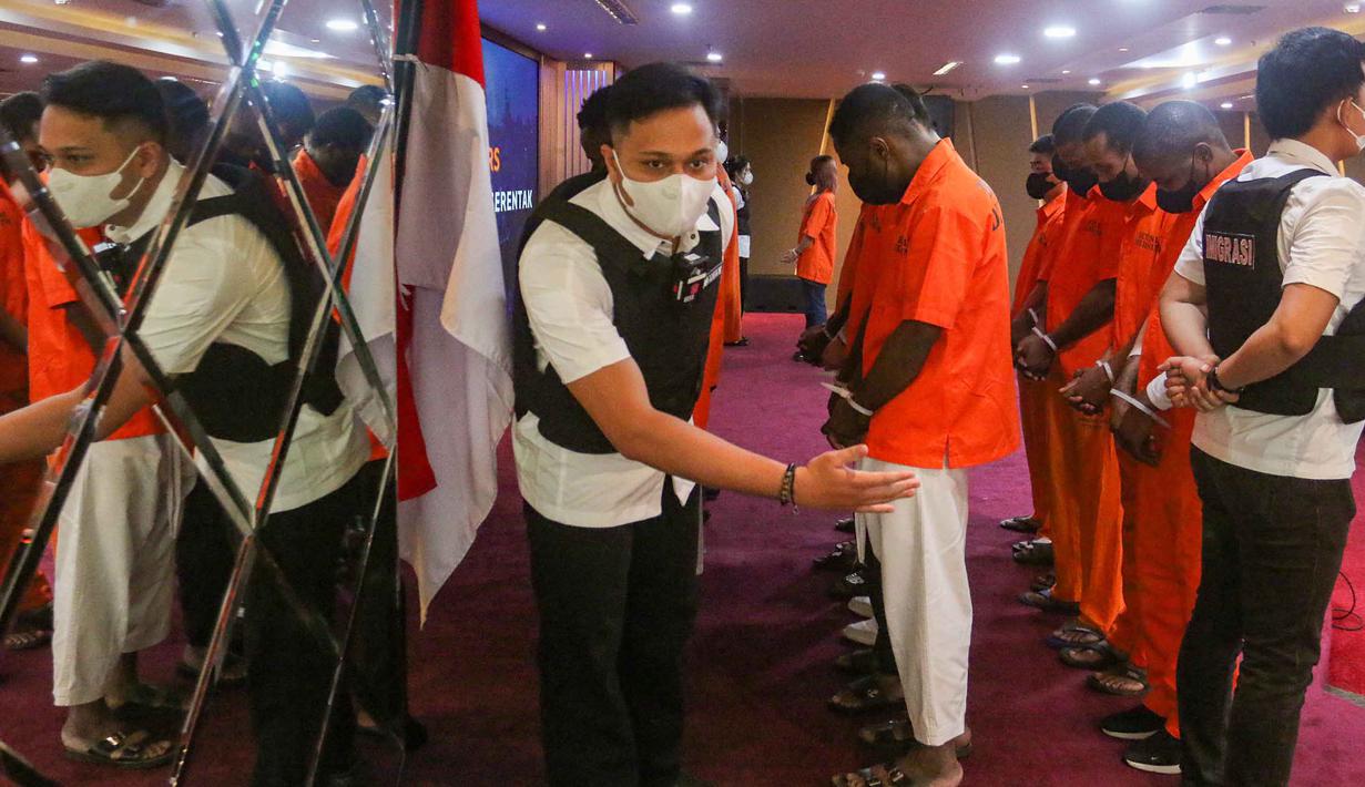 Operasi tersebut digelar secara serentak pada 10–12 Desember 2025. Tampak dalam foto, beberapa Warga Negara Asing (WNA) yang terjaring Operasi Wira Waspada 2025 diperlihatkan saat rilis di Gedung Direktorat Jenderal Imigrasi, Jakarta Selatan, Selasa (16/12/2025). (merdeka.com/Arie Basuki)