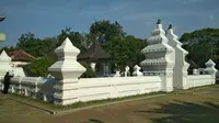 Ksiti Hinggil menjadi bangunan ikonik dari Keraton Kanoman Cirebon. Foto (Liputan6.com / Panji Prayitno)