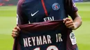 Penyerang Brasil, Neymar tersenyum usai secara resmi bergabung ke klub Paris Saint Germain (PSG) dalam konferensi pers bersama PSG di Paris, (4/8). Neymar pindah dari Barcelona dengan nilai transfer 222 juta euro (Rp 3,5 triliun). (AP Photo/Michel Euler)