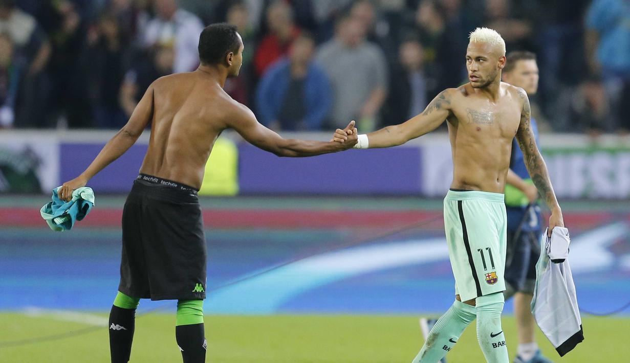 Neymar bertukar jersey dengan pemain Borussia Moenchengladbach, Raffael usai laga grup C Liga Champions di Borussia Park, Jerman (Kamis (29/9/2016) dini hari WIB. (AP/Michael Probst)