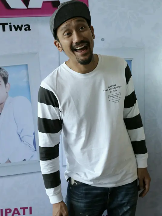 Dalam film genre horor-komedi itu, tidak dituntut menaikkan sekian kilogram. "Nggak ada (target) sih sebenarnya. Cuma pengen bikin orang loser gitulah, yang udah tua tapi nggak ngapa-ngapain, perut buncit," imbuh Tora. (Galih W Satria/ dok. Bintang.com)