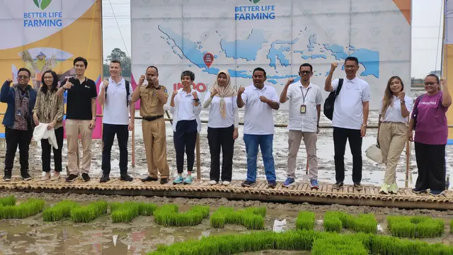 Direktur Bayer Indonesia (Tengah) Florian Zirnstein meninjau tanaman padi yang bekerjasama dengan Kementerian Pertanian di BPSIP Serang, Banten. (Liputan6.com/Dicky Agung Prihanto)