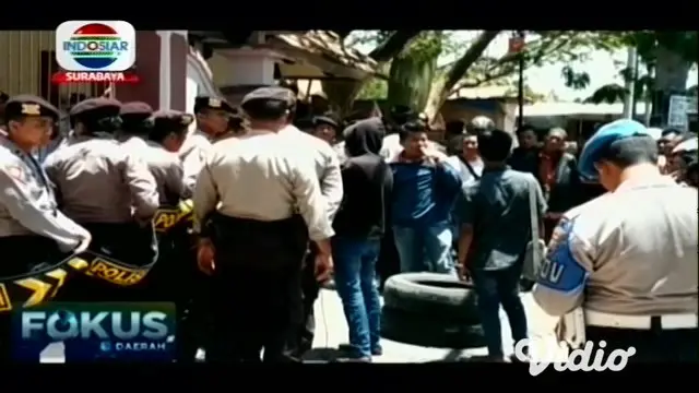 Aliansi Mahasiswa dan Rakyat Peduli Petani Tembakau yang membawa aspirasi keluhan masyarakat petani tembakau yang saat ini dibeli murah, melakukan aksi demo ke DPRD Pamekasan